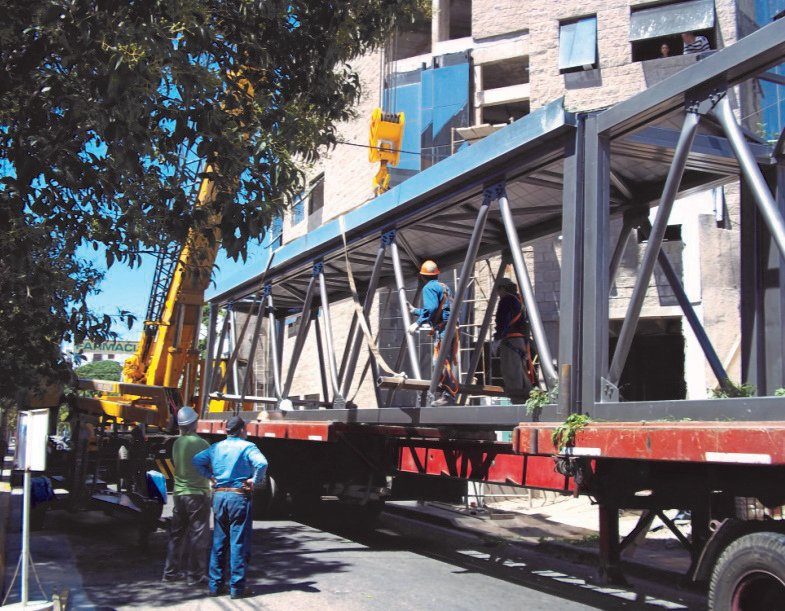 La pasarela se transportó hasta el domicilio de la obra donde se le colocaron crucetas metálicas y tientos para su elevación
