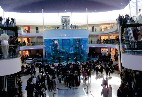Hall central con el gigantesco acuario