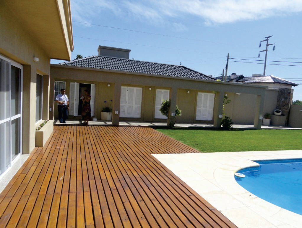 Deck de madera frente a la vivienda remodelada