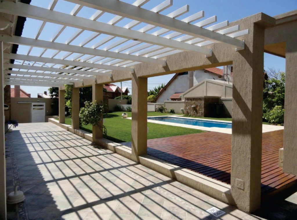 La pérgola que rodea a la pileta