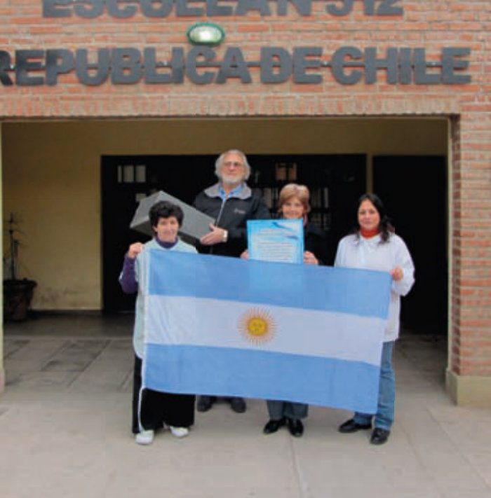 Entrega de banderas argentinas