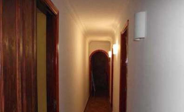 Con luces puntuales ritmicamente ubicadas logramos la sensación de acortamiento en un pasillo de gran longitud.