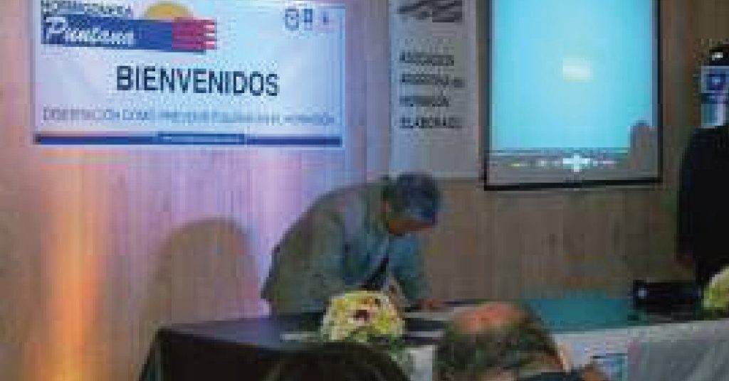 Gobernador Poggi firmando el acuerdo