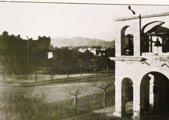 La espadaña con campanario del templo viejo y el atrio