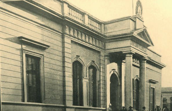 Toda la historia en una esquina