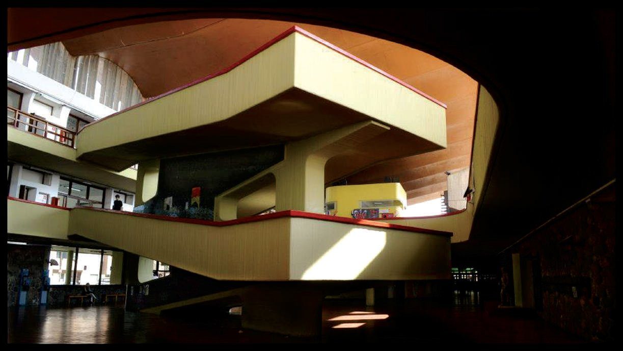 Vista interior de rampa de acceso