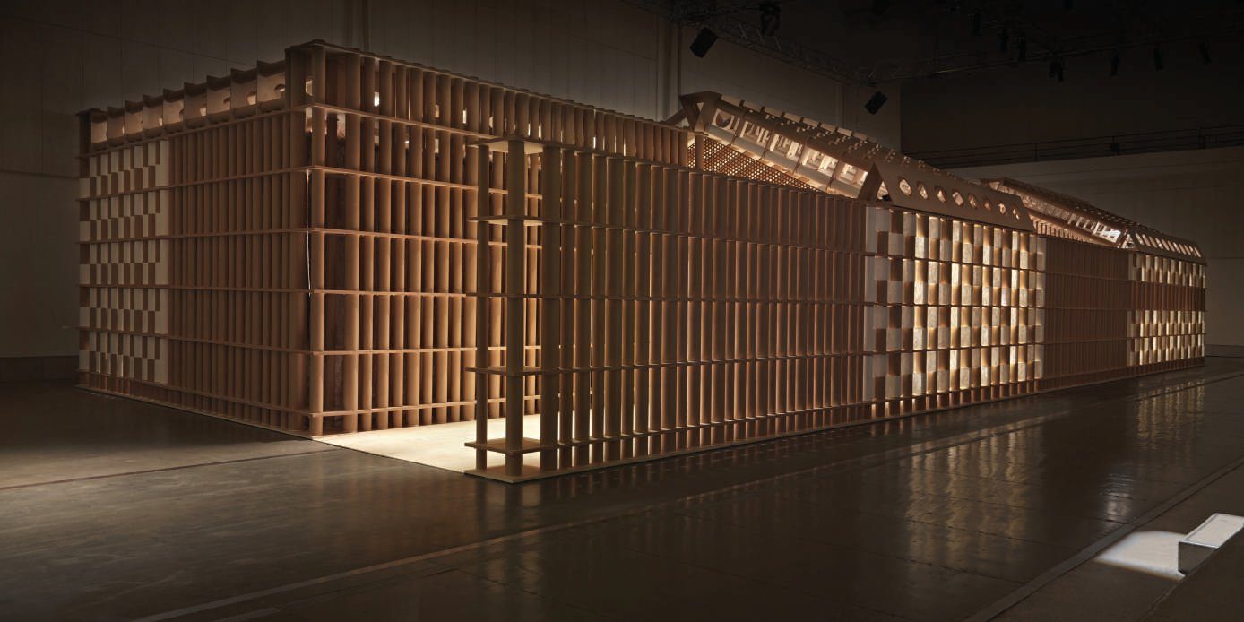 Estructura construida a partir de papel reciclado. Exposición de las colecciones de muebles de diseño contemporáneo. Semana del diseño de Milán 2011