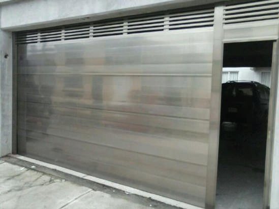 Portón levadizo aluminio con puerta de ingreso