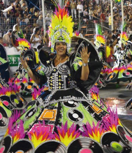 Carnavales en San Luis (arriba) y Brasil (abajo)