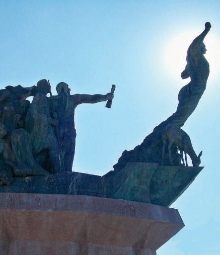 Monumentos en Mendoza (arriba) y San Luis (abajo)