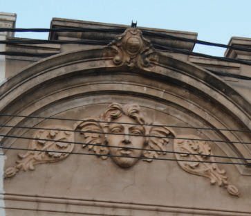 Mirar hacia arriba y descubrir la historia