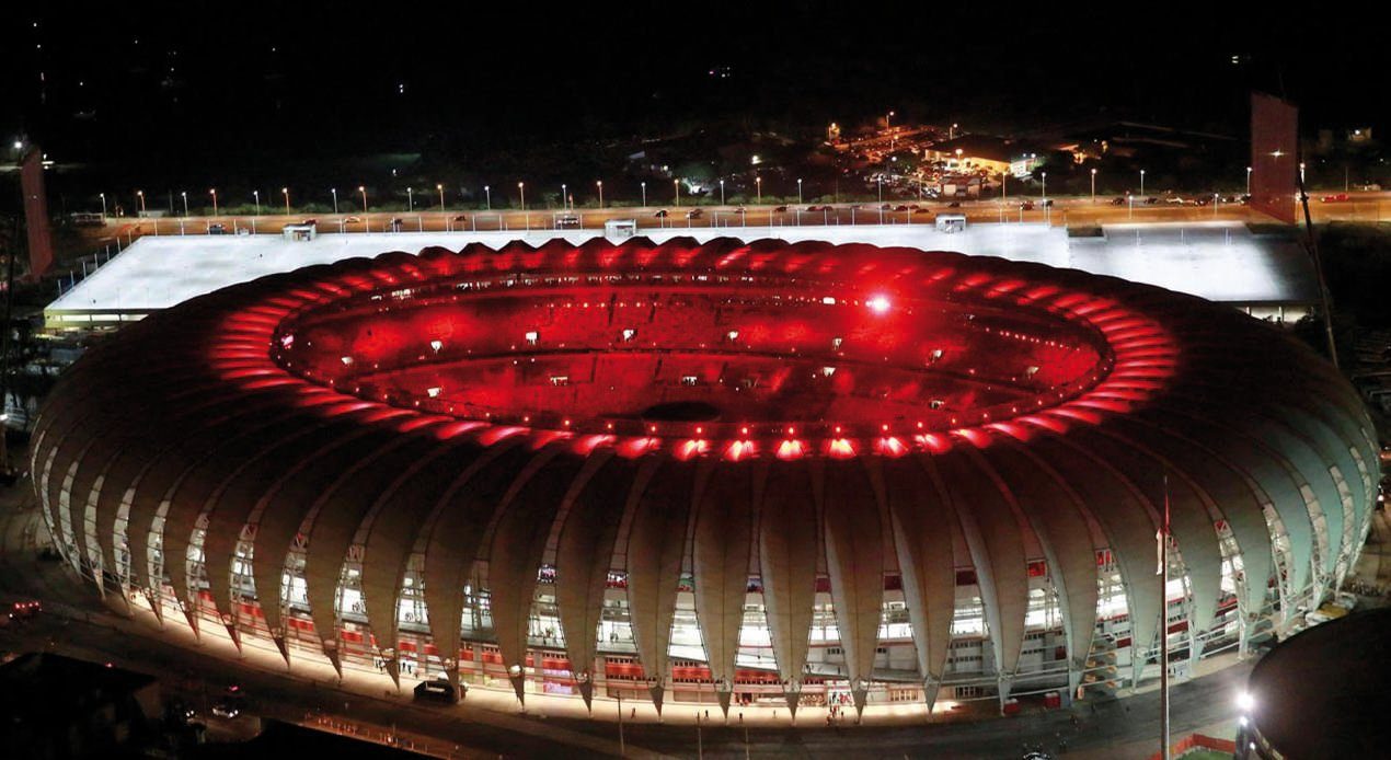 El nivel de iluminación del estadio de Porto Alegre tuvo características próximas a las de la luz del día. Se instalaron 404 proyectores EF 2000 de 2 mil watts de potencia.