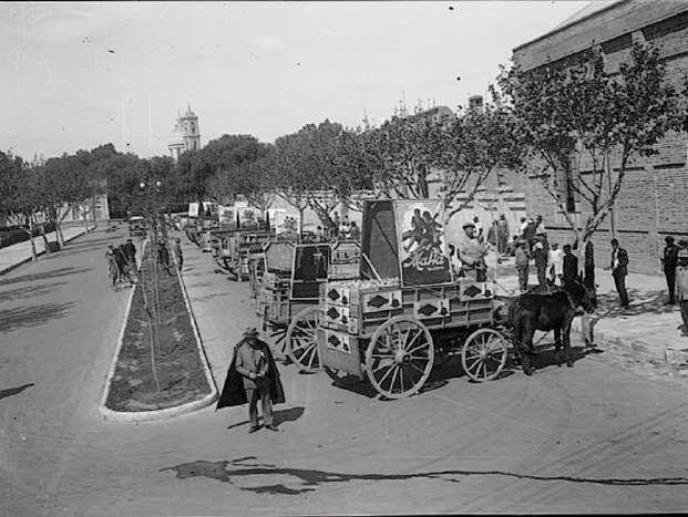 Foto año 1930 de la Av. Quintana, al fondo se observa la Catedral.