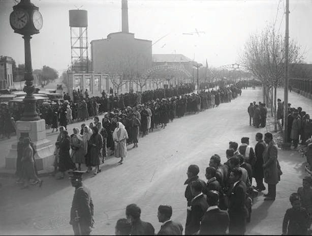 Procesión religiosa año 1933. Junín, Quintana y San Martín. El reloj fue colocado en el año 1932