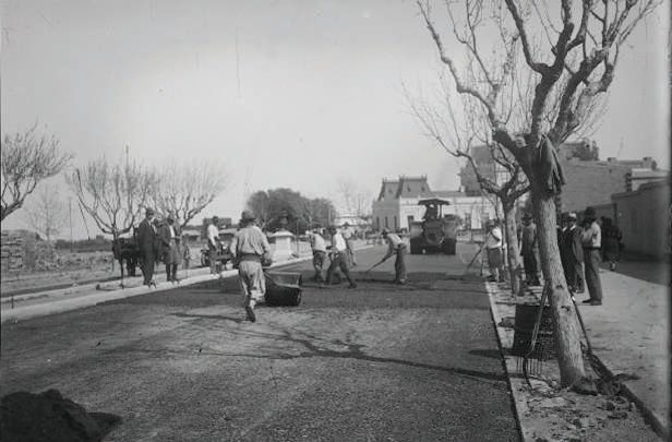 Foto año 1927 pavimentación de la Av. Quintana