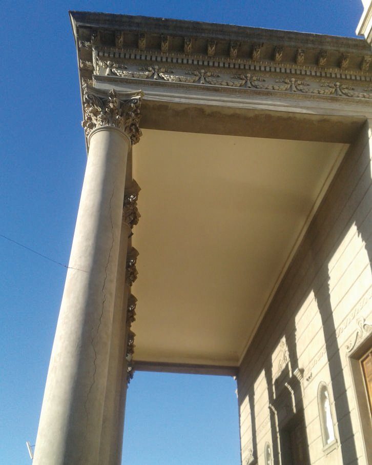Grietas en columnas del atrio