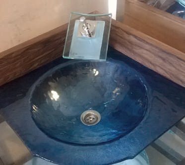 Bacha termoformada de 10mm de espesor con transparencia. Esquinero en madera dura.