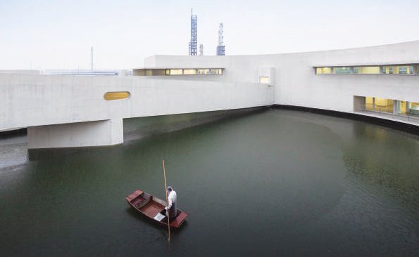 El edificio en el agua - Patio exterior
