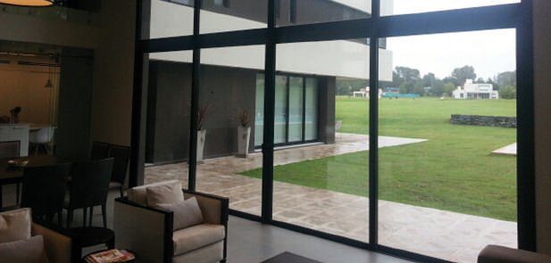 Las barreras arquitectónicas entre el exterior y el interior de la vivienda se difuminan para aumentar el disfrute de los espacios.