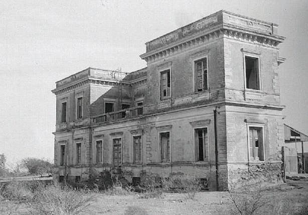 1930 Antigüa terminal. Se encontraba al frente de la cancha Colón, donde hoy está el predio de la ex Terminal. De estilo italianizante, fué un edificio concebido con sobriedad de acuerdo a las tendencias de la época (Fuente Archivo Histórico).