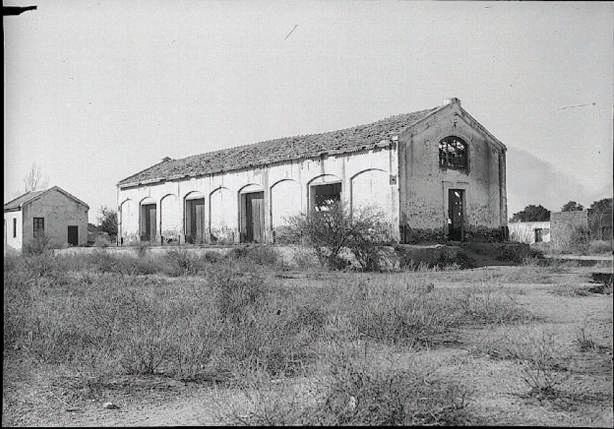 Galpones en desuso de la primera estación de trenes 1930. Se encontraba al frente de la cancha Colón, donde hoy está el predio de la ex Terminal. (Fuente Archivo Histórico).