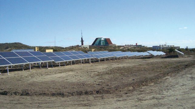 Se instalaron 4080 Paneles Solares conectados para lograr la potencia necesaria.
