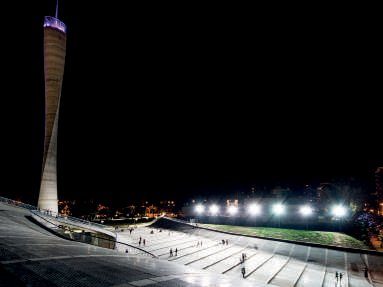 La plataforma ratifica aún más su carácter lúdico. Funciona como un conector que, despojado de equipamiento urbano, puede transformarse también en explanada para distintos espectáculos al aire libre.