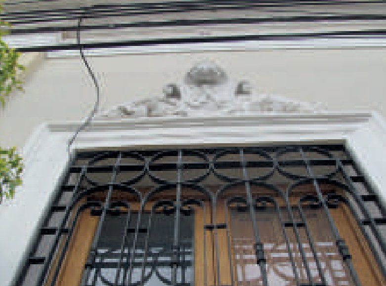 Ventana Con Rejas Ornamentales