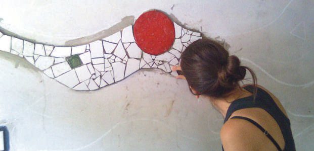 Fernanda trabajando en un mural