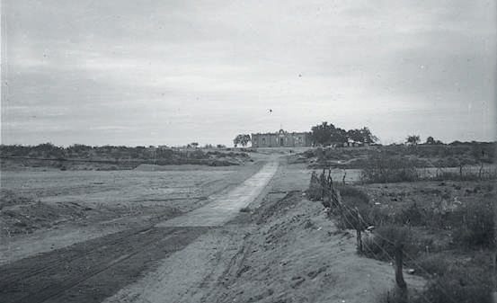 Fachada principal del edificio del Tiro Federal San Luis, sobre una de las márgenes del río San Luis, hacia 1930.