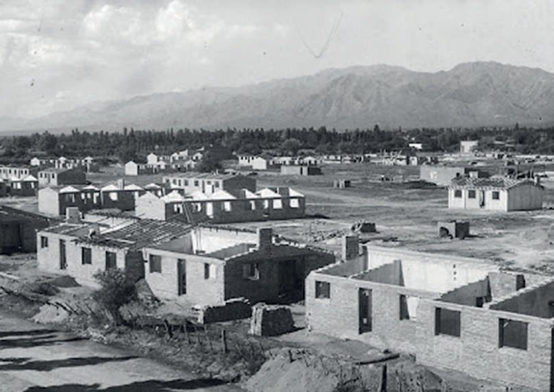 Con las sierras de San Luis al fondo, el barrio "Nacional Evita". Fotografía: José La Vía (Archivo histórico)