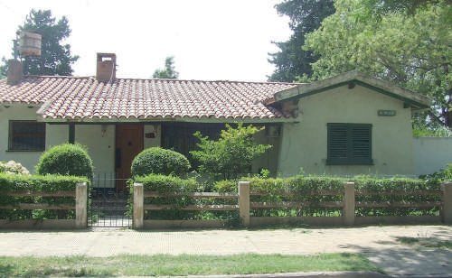 El estilo "chalet californiano" en una de las casas del "Nacional Evita".