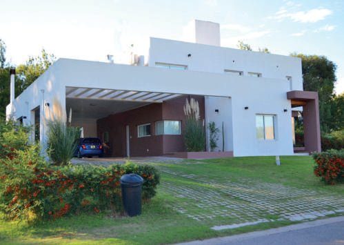 Vista lateral. El contraste de colores y la elevación de la vivienda realzan los volúmenes.