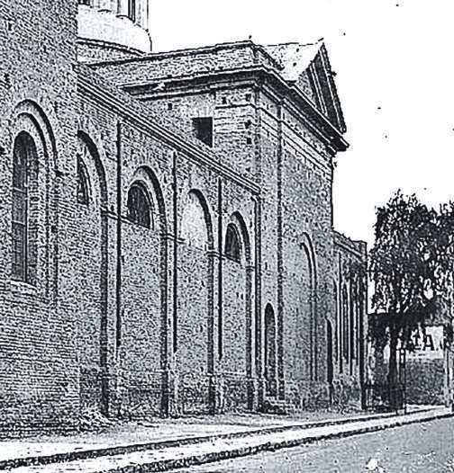 Quebracho en el que según la tradición, el General San Martín ató su caballo en su paso hacia Mendoza donde se disponía a preparar la campaña para libertar a América del Sur. Se puede observar también el lateral sur de la catedral de San Luis, sobre la calle Pringles. La pared no está revocada, no había vereda y tampoco el muro ni la reja que existe en la actualidad. La fotografía fue tomada hacia 1910