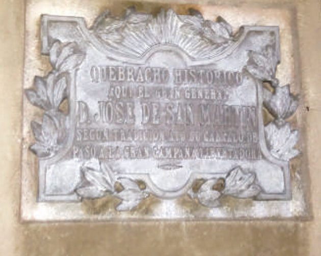 Una placa de bronce colocada al lado del árbol ostenta la siguiente inscripción: QUEBRACHO HISTORICO AQUI EL GRAN GENERAL DON JOSE DE SAN MARTIN SEGUN LA TRADICION ATO SU CABALLO, DE PASO A LA GRAN CAMPAÑA LIBERTADORA.. (J.L.Tobares. SL de Antaño)