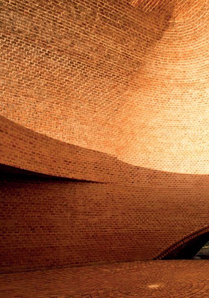 La capilla muestra al exterior planos y aristas en contraposición a las formas curvas de las superficies interiores.
