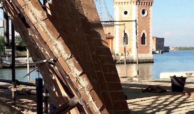 Modelo expuesto en la Bienal de Venecia 2016