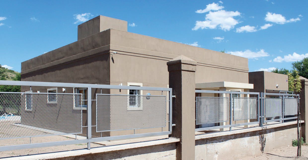 Fachada principal: líneas rectas, cornisas, aberturas enmarcadas y el color sobrio y personal dan identidad a la vivienda
