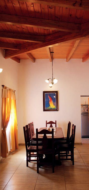 Espacios interiores: la presencia de la madera, los cerámicos de colores terrosos y la tapicería logran espacios armónicos