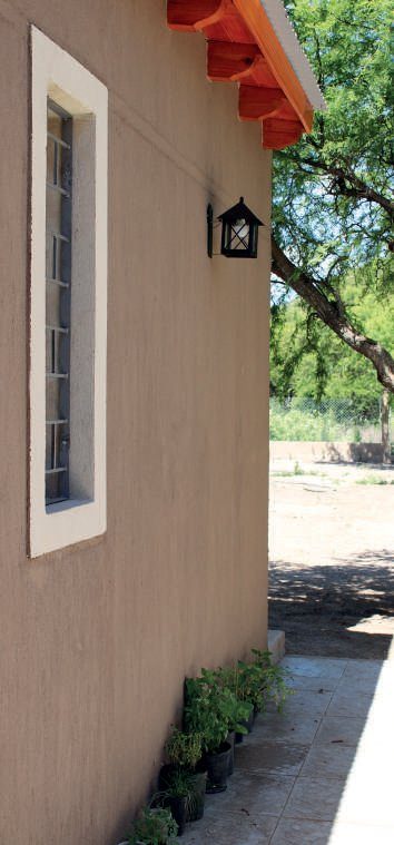 Exterior: con las sierras como fondo y el verde que rodea la casa