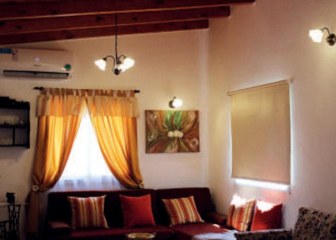 Interior: amoblamientos y objetos impregnados de rusticidad y estilo atemporal