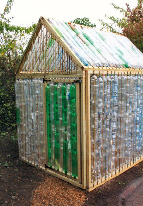Estructura de madera y cerramientos de botellas descartables