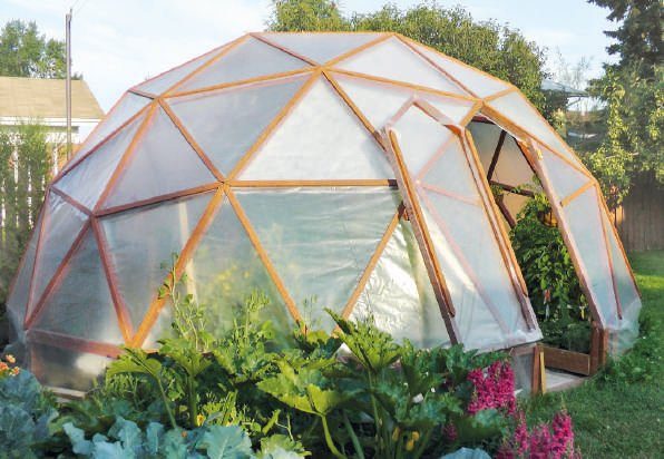 Domo de estructura triangulada y PVC de alta densidad