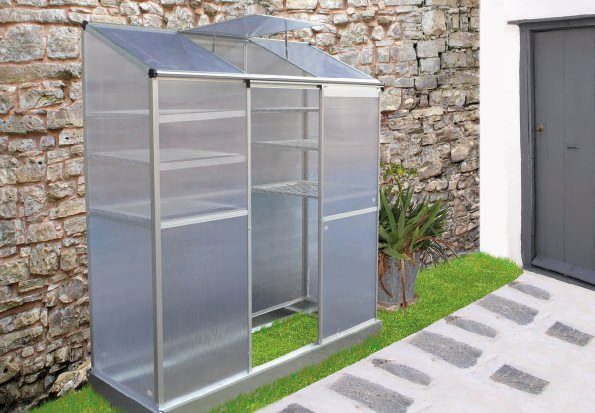 Policarbonato y aluminio con acceso central y ventilación superior