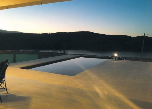 La pileta de natación y las terrazas posibilitan la integración visual con el paisaje privilegiado del lago.