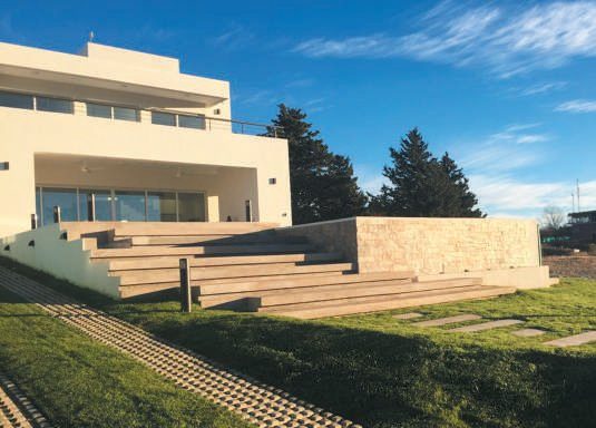 La fachada muestra el juego de volumenes y la forma en que se trató la topografía del terreno en beneficio de la vivienda.