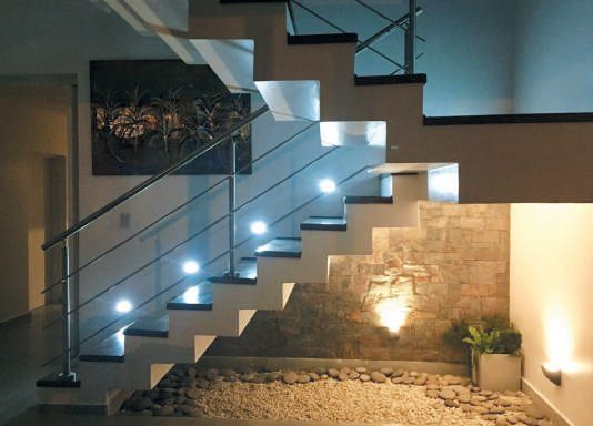 El interior tiene la gracia de la simplicidad, acabados de piedra y una cuidada iluminación.