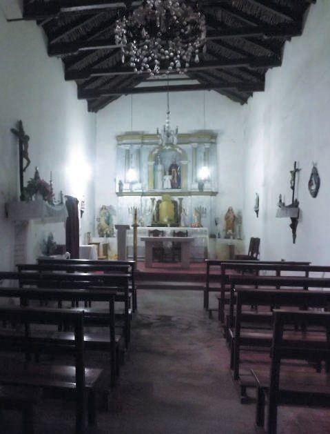 El interior austero, simple y muy deteriorado.