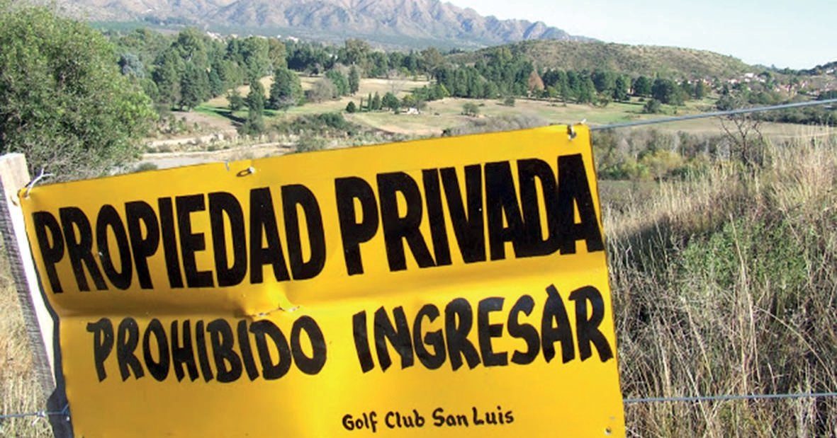 Los carteles del Golf Club ganaron terreno sobre la loma del dique Cruz de Piedra, al otro lado del vertedero.