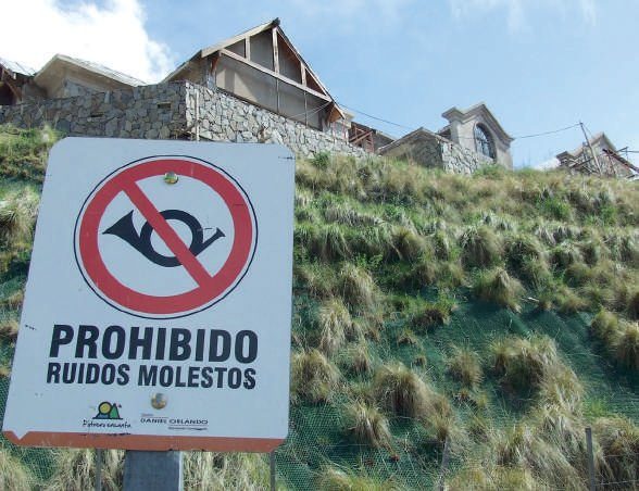 Shhhh..!!! Silencio, que la malla para proteger la fragilidad de la loma -frente al dique Potrero- se puede desprender.
